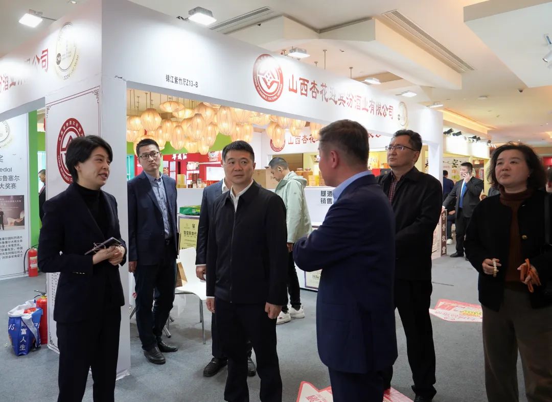 省AG真人集团党委书记、董事长游勇率队到2025锦江宾馆春季酒类商务洽谈会现场检查指导重点事情